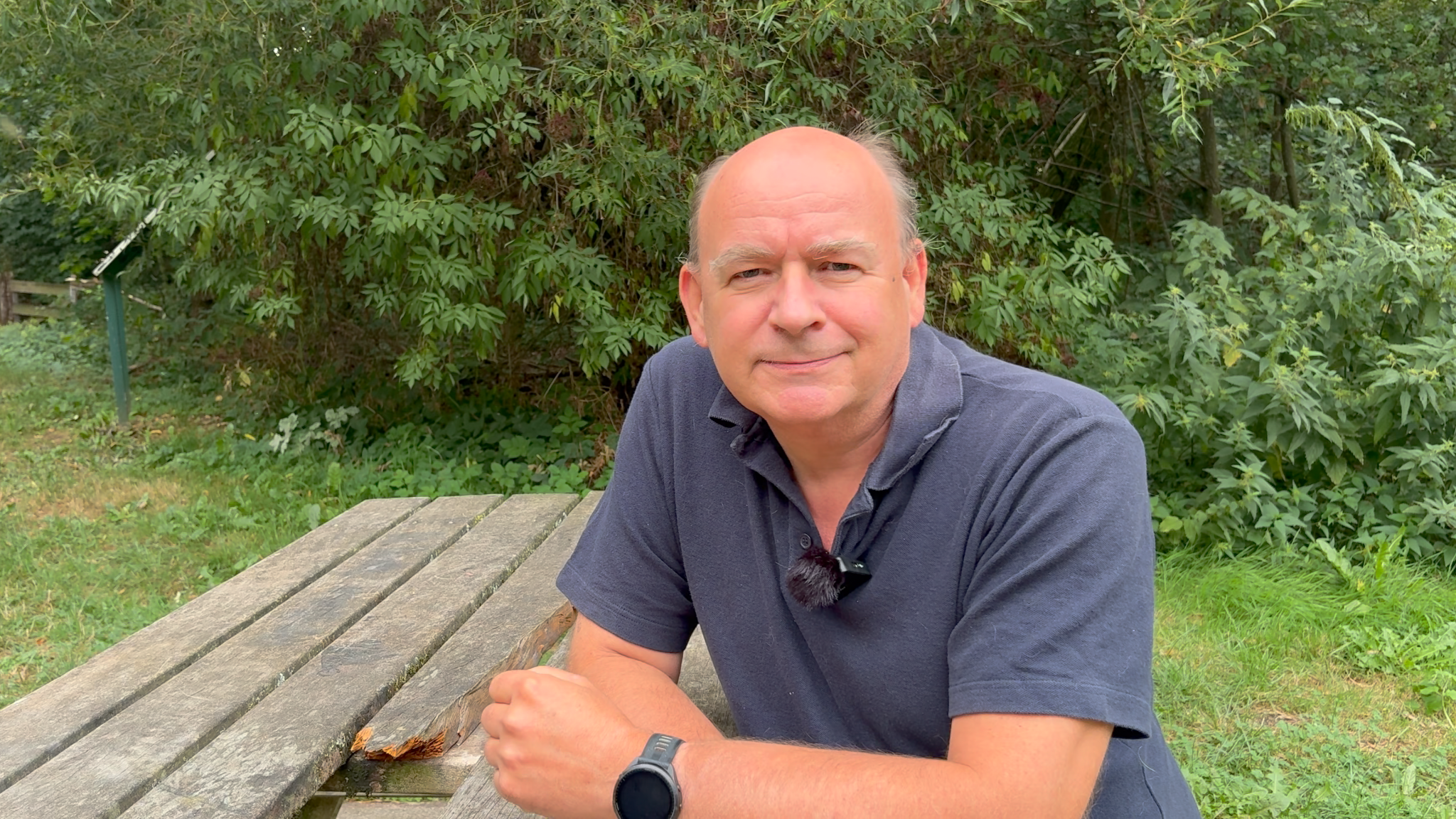 Ap Matteman buiten aan een houten tafel