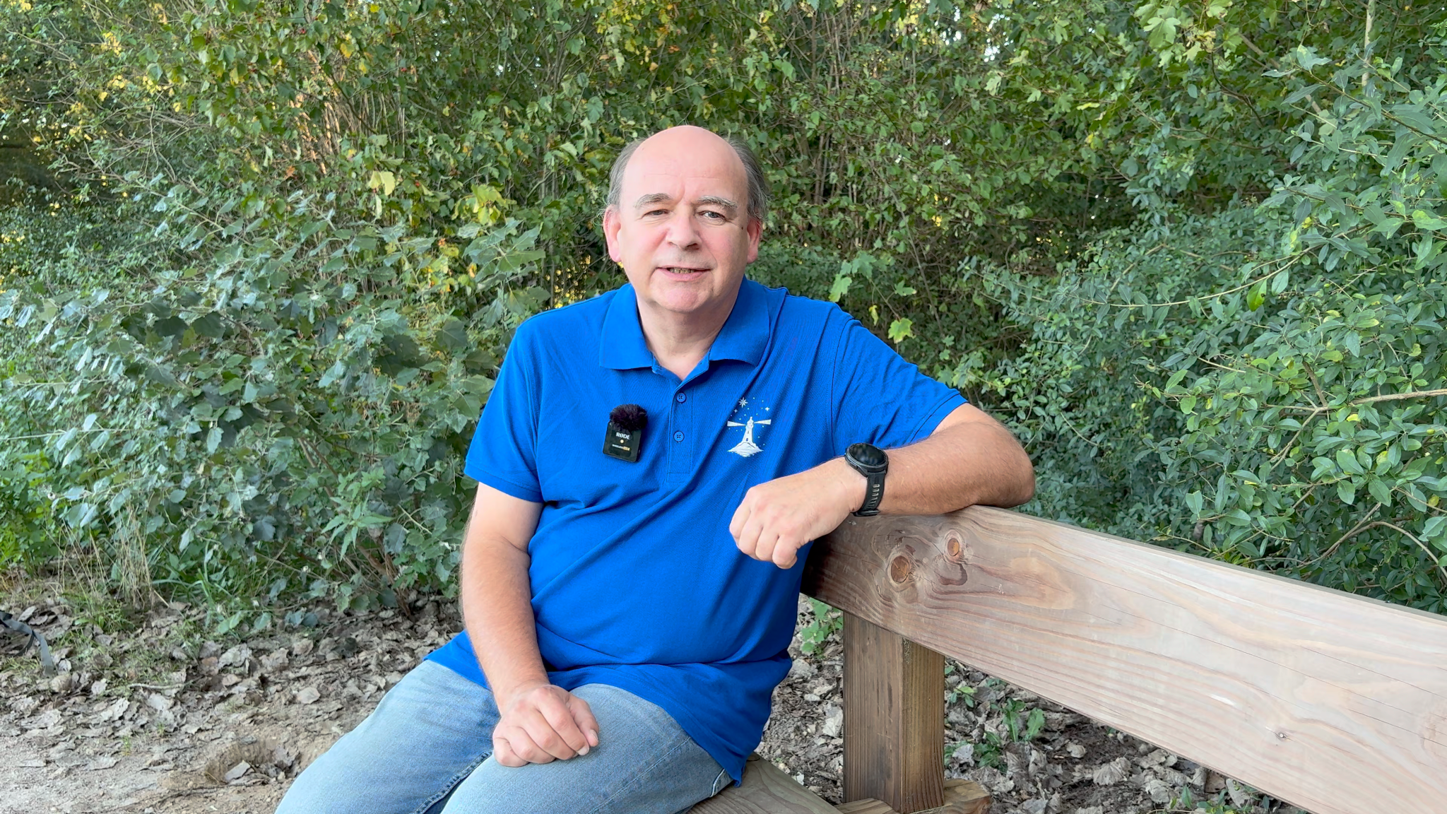 Ap Matteman, buiten op een bankje in de natuur